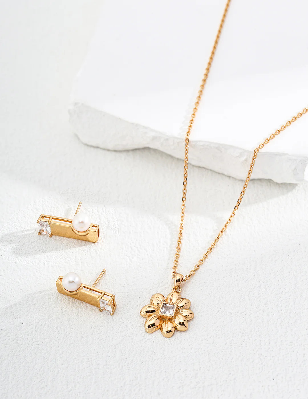 Flower Shape Zircon Necklace